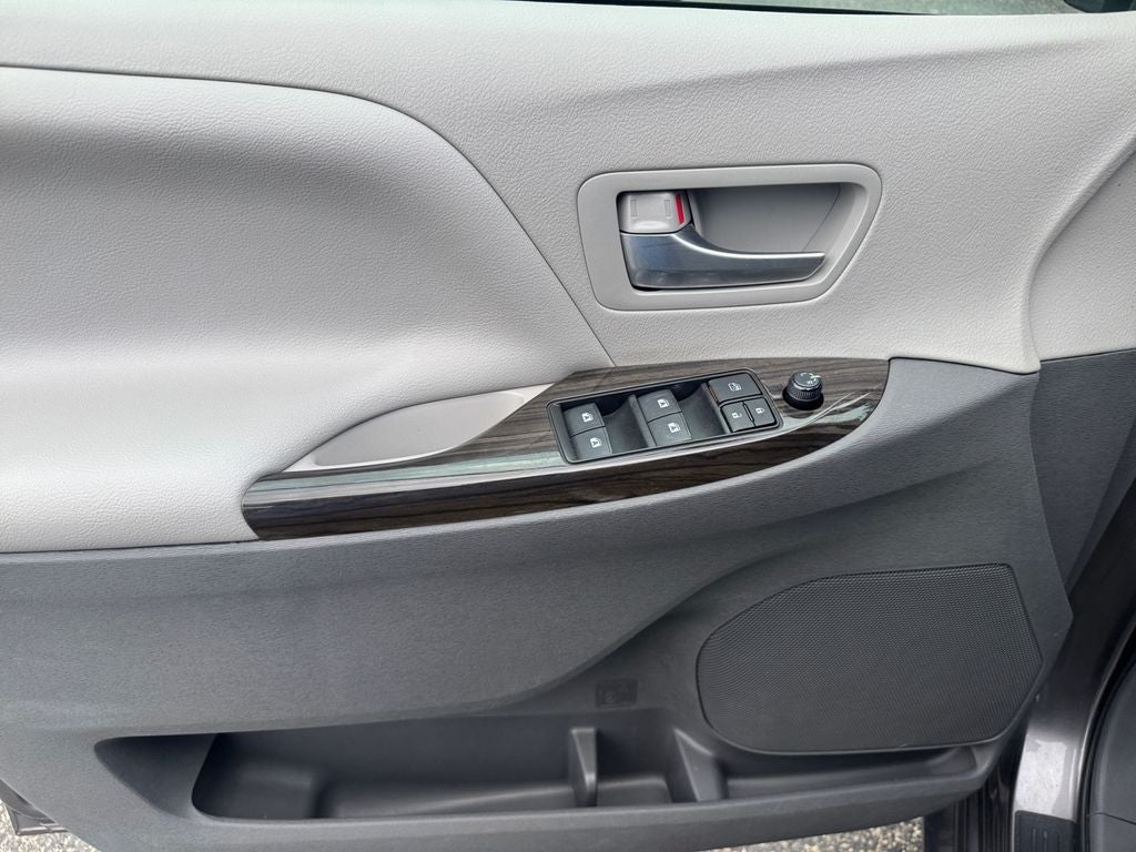 2017 Toyota Sienna XLE 7 Passenger