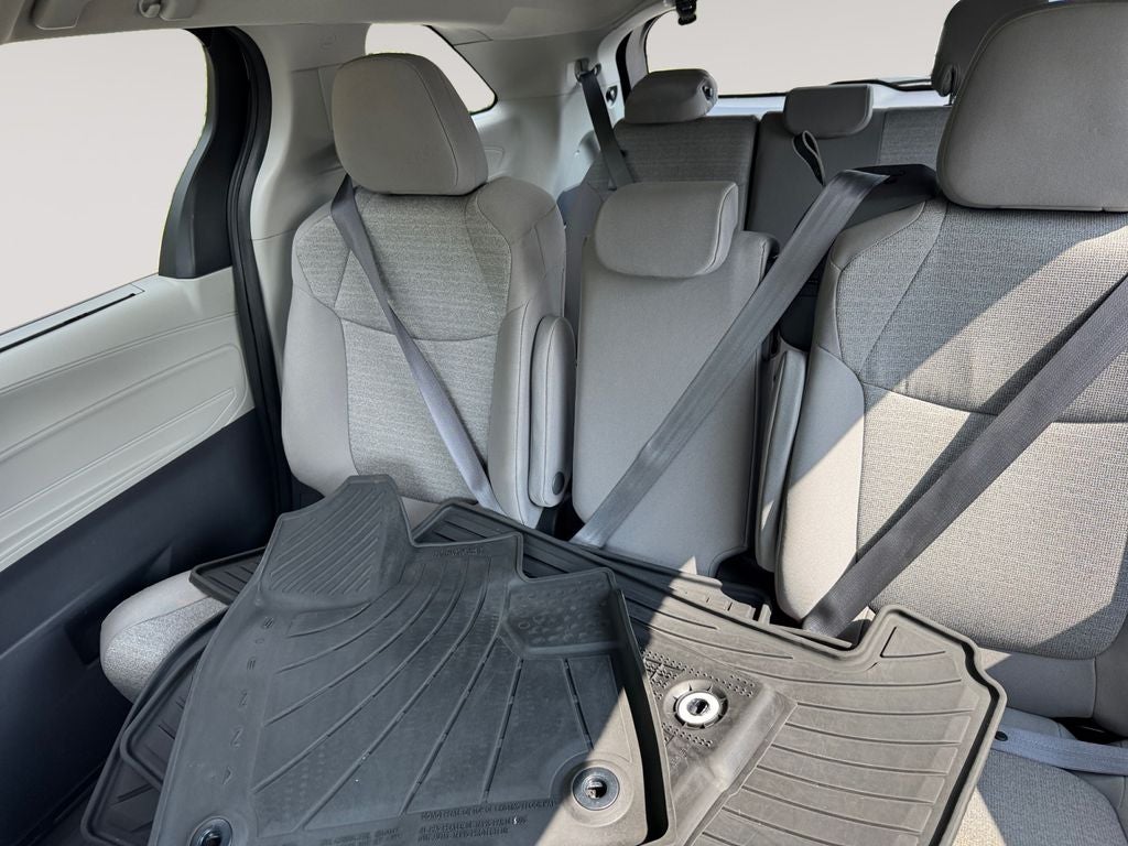 2022 Toyota Sienna LE 8 Passenger