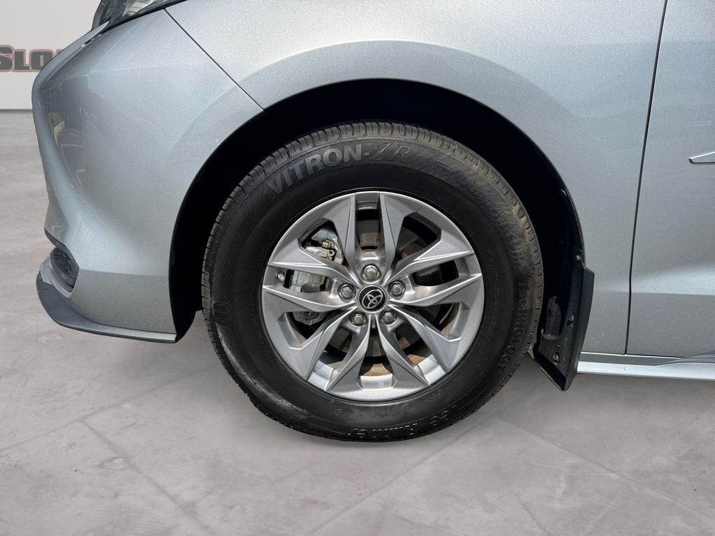 2022 Toyota Sienna LE 8 Passenger