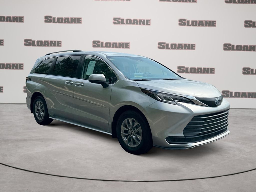 2022 Toyota Sienna LE 8 Passenger