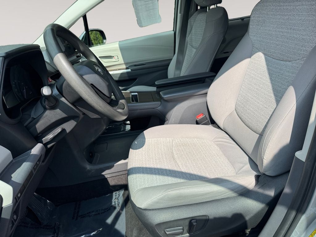 2022 Toyota Sienna LE 8 Passenger