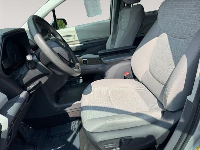 2022 Toyota Sienna LE 8 Passenger