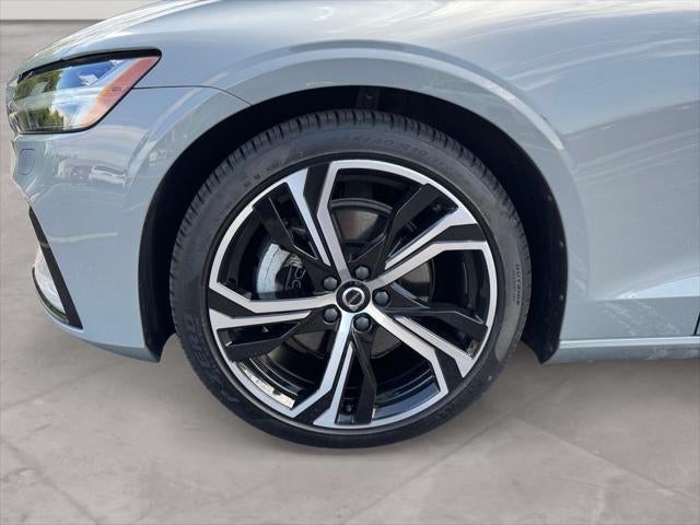 2024 Volvo S60 B5 Core Dark Theme
