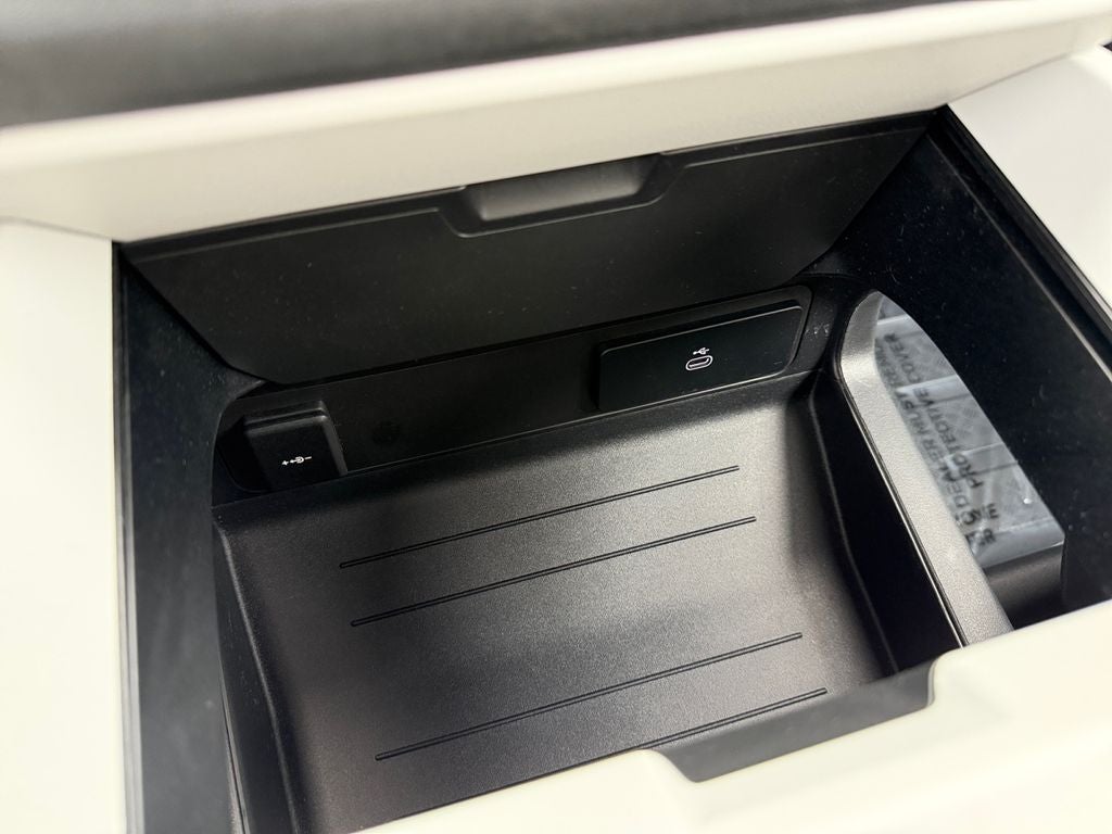 2025 Land Rover Defender 130 X-Dynamic SE