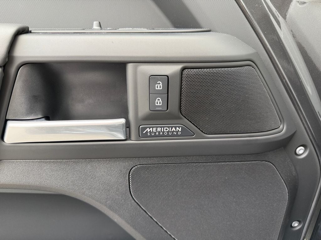 2025 Land Rover Defender 130 X-Dynamic SE