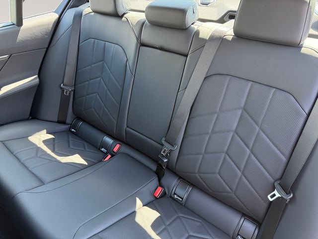 2027 BMW 550e Base