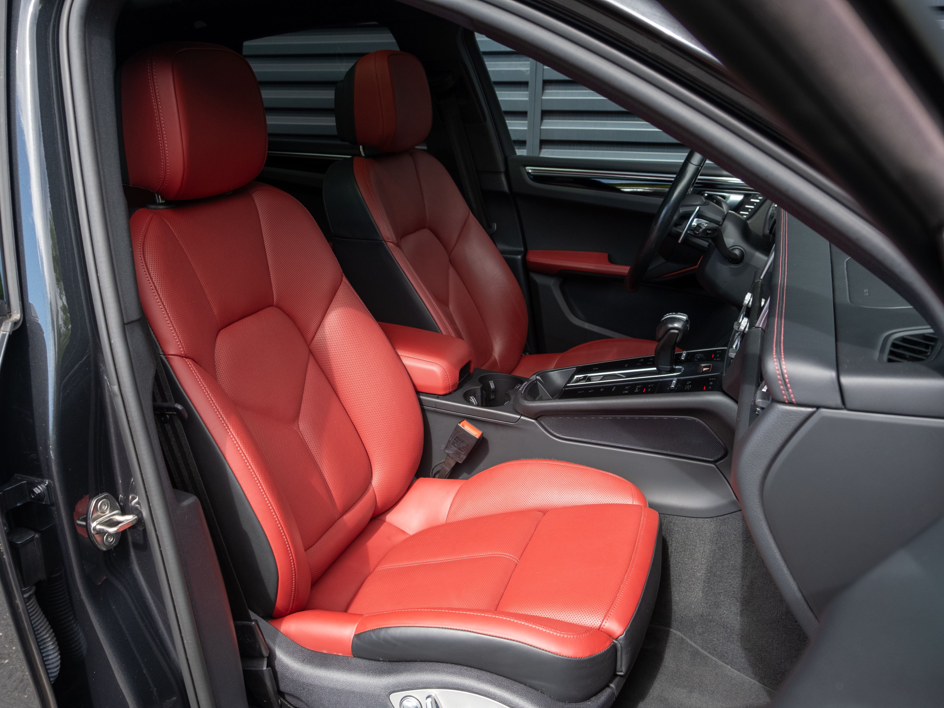 2023 Porsche Macan Base