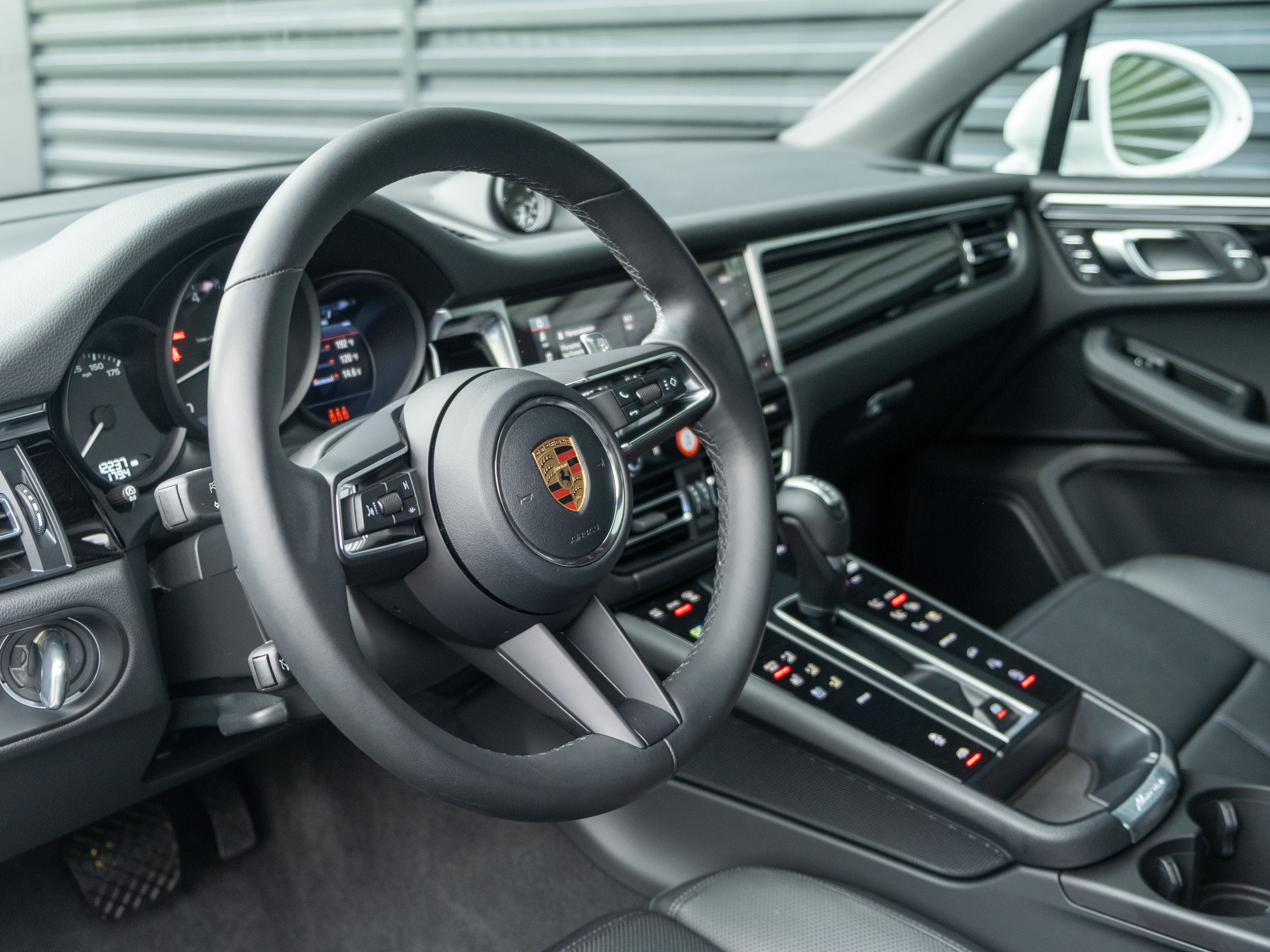 2023 Porsche Macan Base