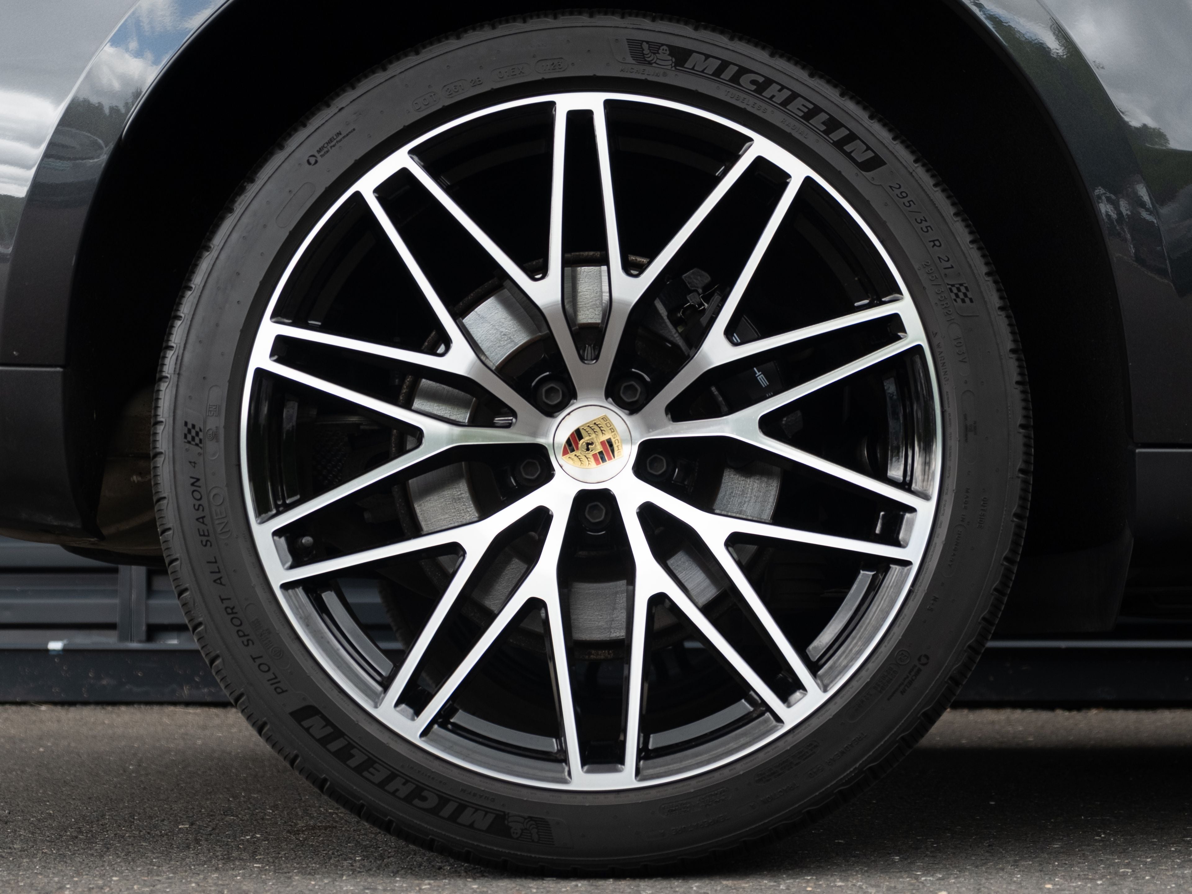 2023 Porsche Macan Base