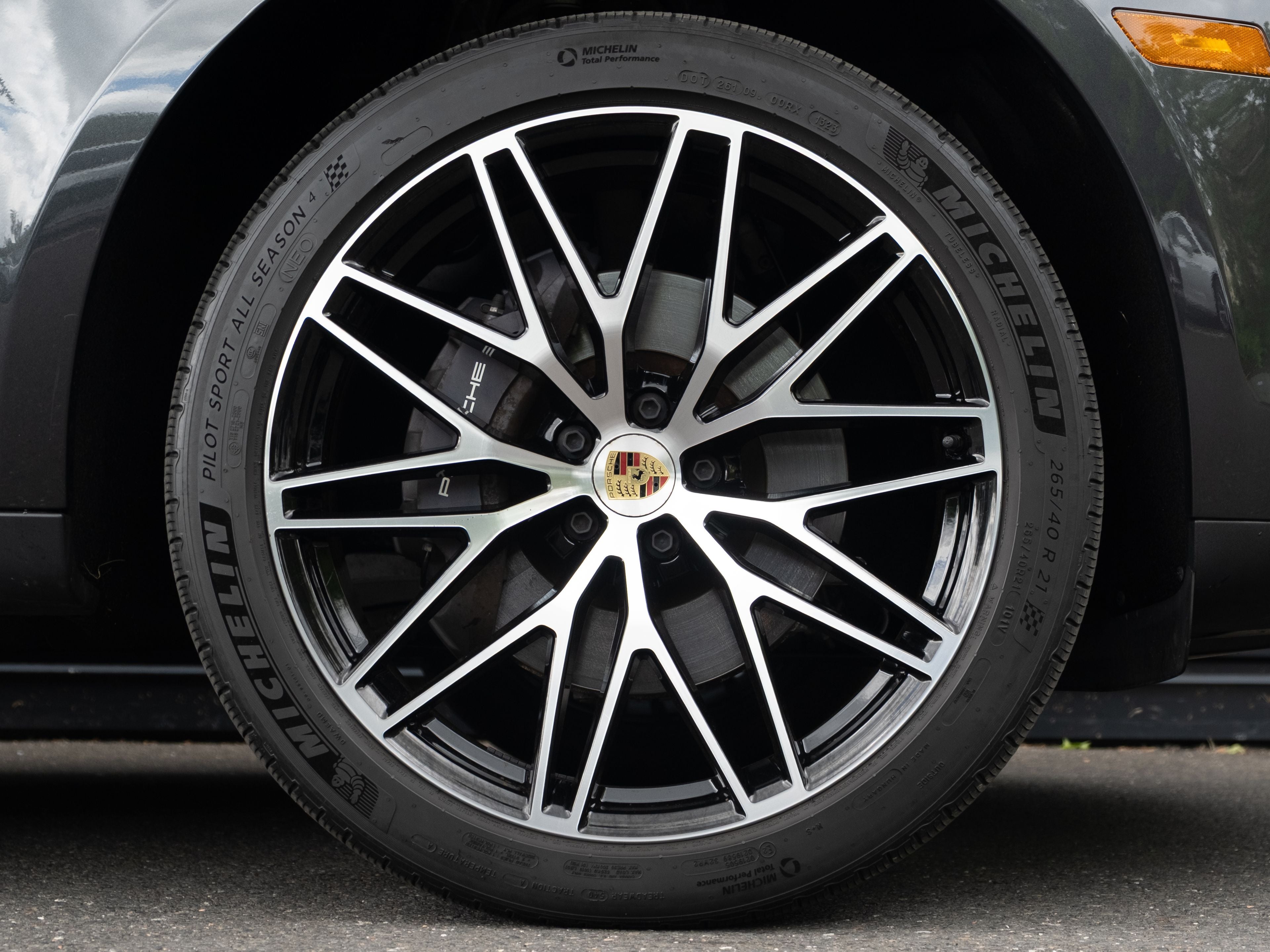 2023 Porsche Macan Base