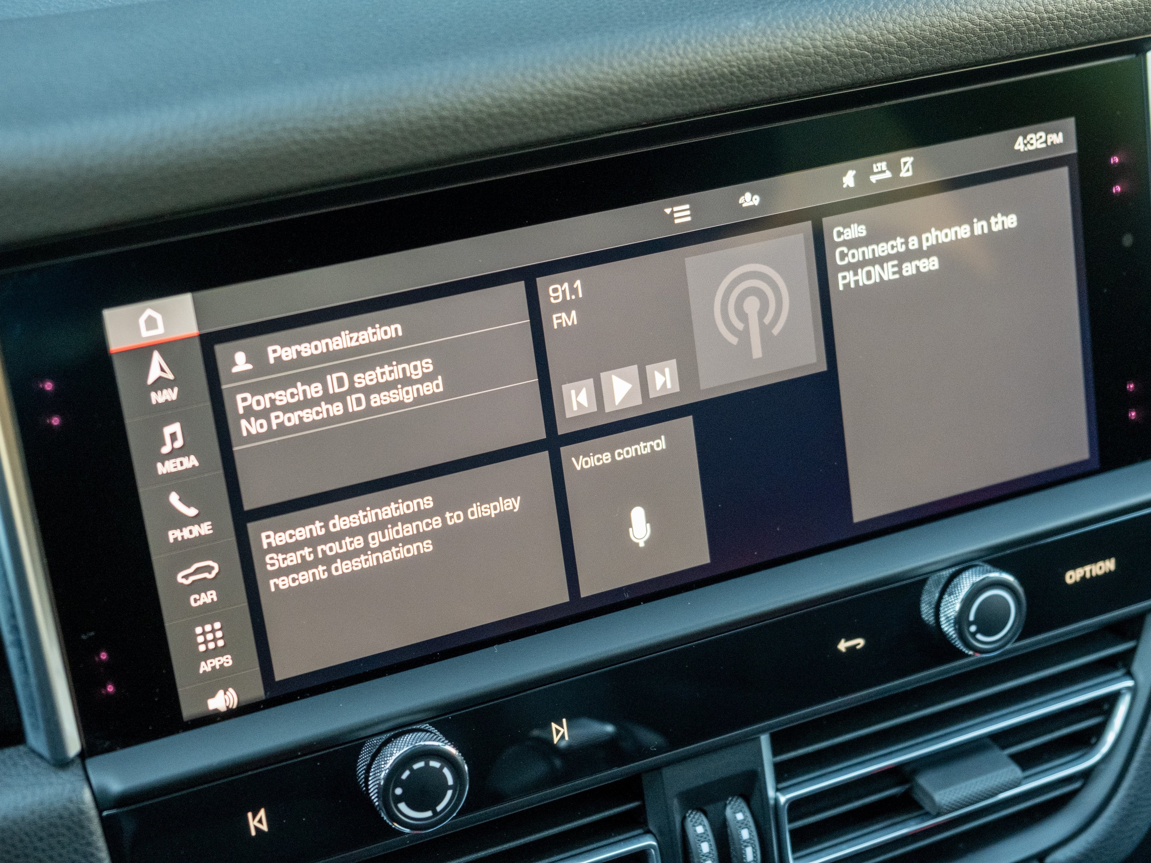 2023 Porsche Macan Base