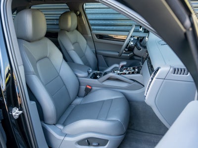 2022 Porsche Cayenne E-Hybrid Base