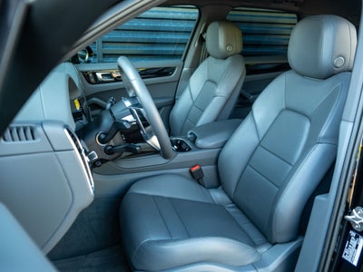 2022 Porsche Cayenne E-Hybrid Base