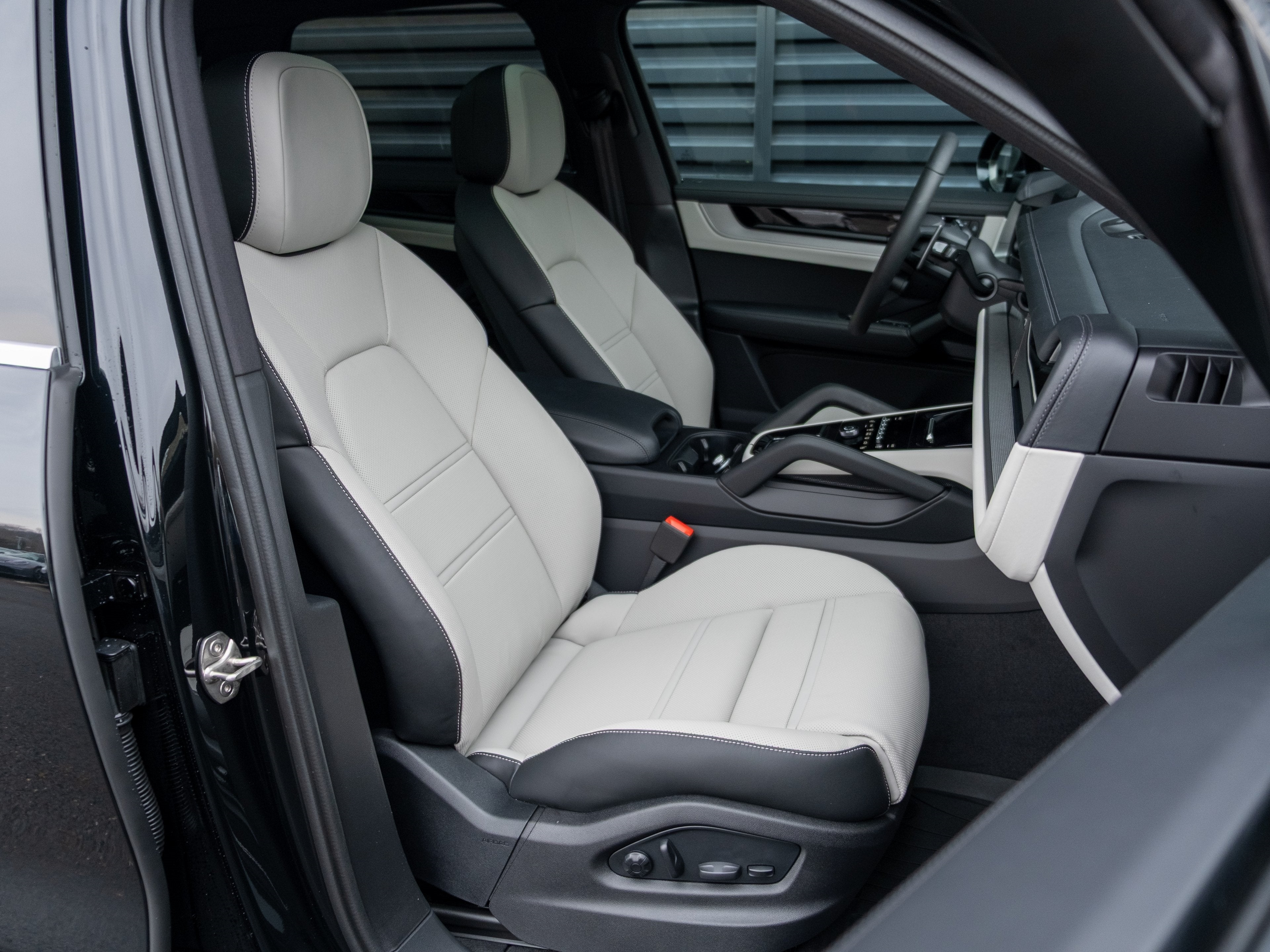 2026 Porsche Cayenne E-Hybrid Base