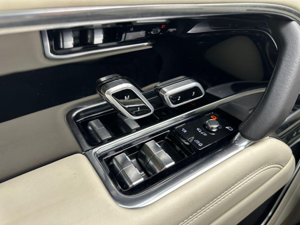 2025 Land Rover Range Rover P550e SE