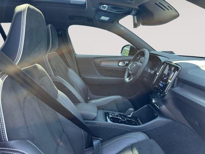 2022 Volvo XC40 T5 R-Design