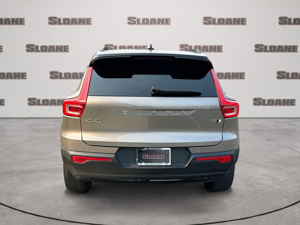 2022 Volvo XC40 T5 R-Design